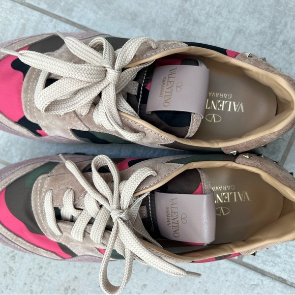 Great condition Valentino rockstud sneakers - Picture 2 of 4